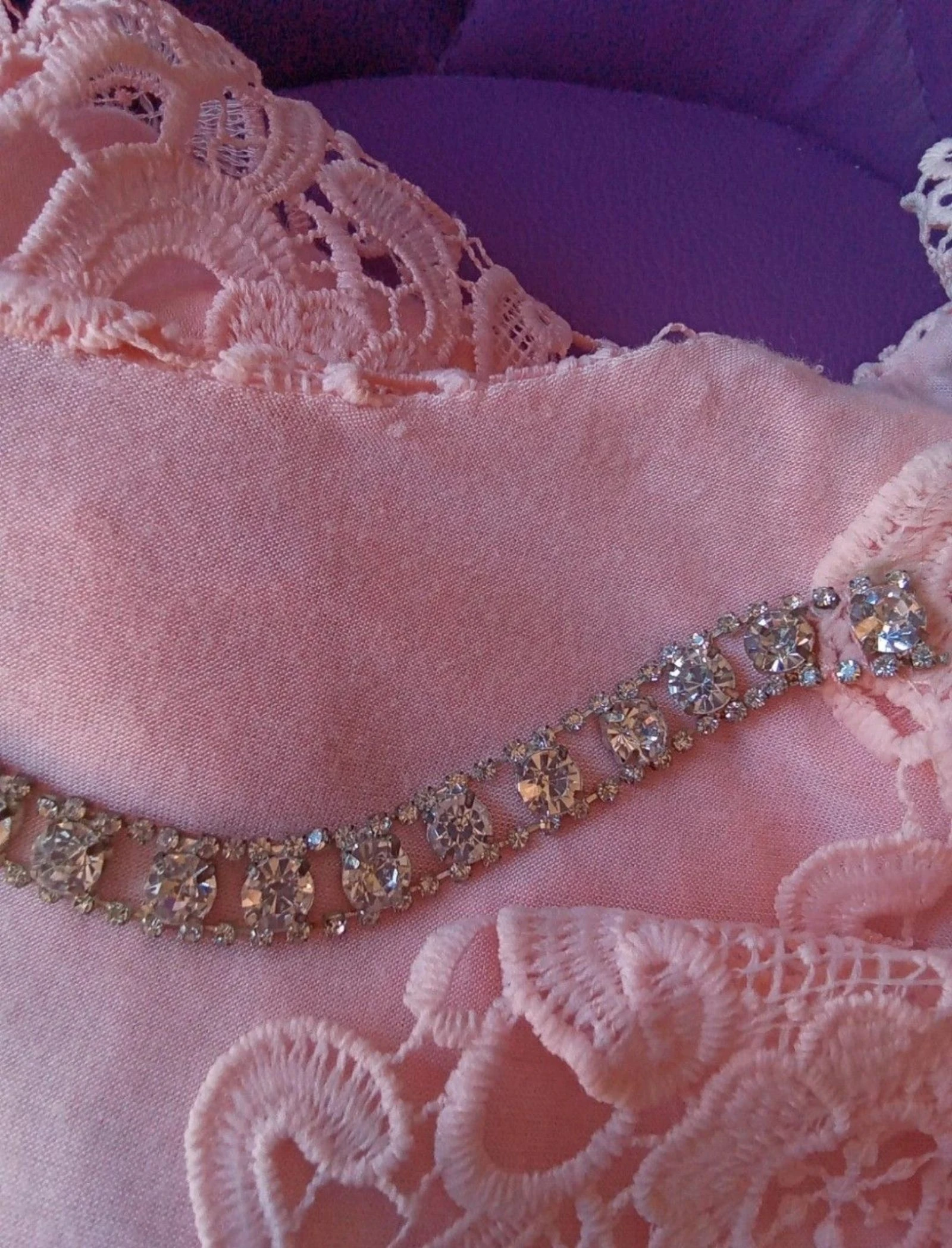 Roze jurk van kant en strass – photo 6